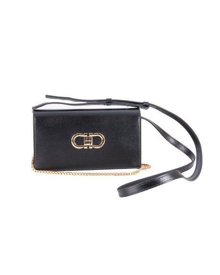 Shop SALVATORE FERRAGAMO  Borsina: Salvatore Ferragamo mini bag doppio Gancini.
Minimalismo estetico e finiture raffinate. 
Il design con flap frontale presenta forme geometriche e un ornamento con doppio Gancini squadrato sul davanti.
Il vitello palmellato della struttura è morbido e liscio, con finitura semi lucida. 
Le tonalità a contrasto tra esterno ed interno aggiungono una nota originale.
Tracolla rimovibile in catena metallica quadrata.
Dimensioni: Altezza 11.0 CM  Lunghezza 20.5 CM  Profondità 5.0 CM. Luce tracolla: 50 cm.
Composizione: vitello palmellato.
Made in Italy.. 218357 MINIBGFLAT-771676